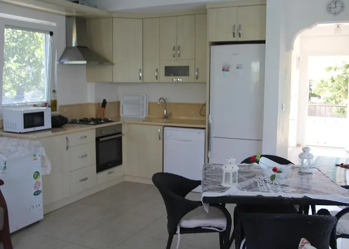 Villasevval-Sleeps8-Pool-Bbq-Ac-Neartown