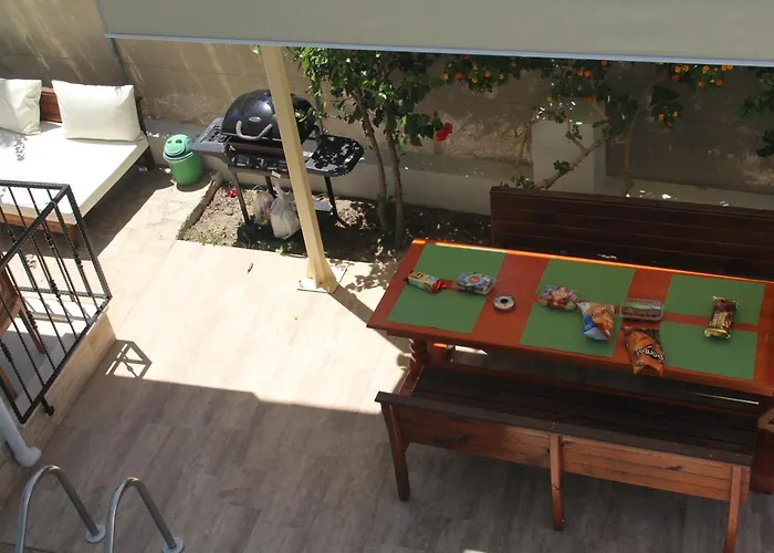 Villasevval-Sleeps8-Pool-Bbq-Ac-Neartown