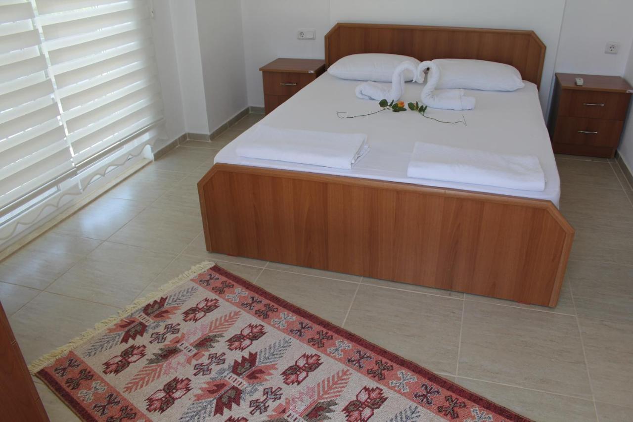 Villasevval-sleeps8-pool-bbq-ac-neartown