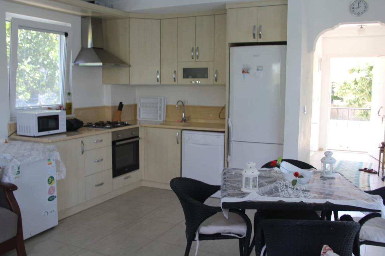 Villa Villasevval-sleeps8-pool-bbq-ac-neartown