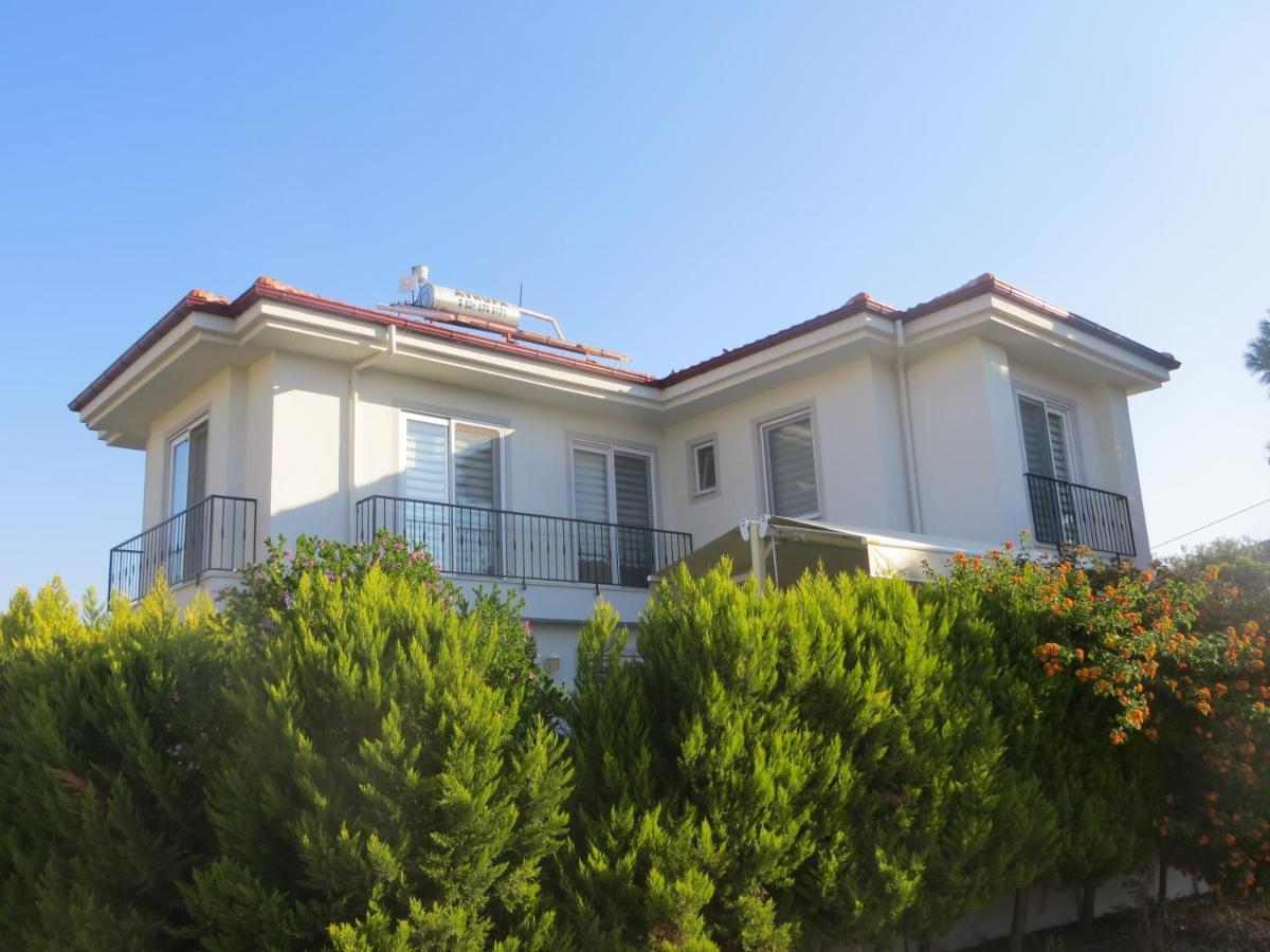 Villasevval-sleeps8-pool-bbq-ac-neartown Villa