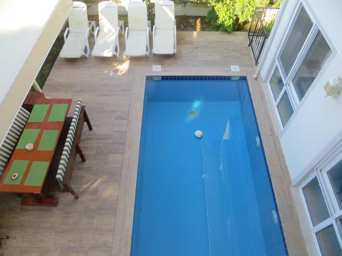Villasevval-sleeps8-pool-bbq-ac-neartown