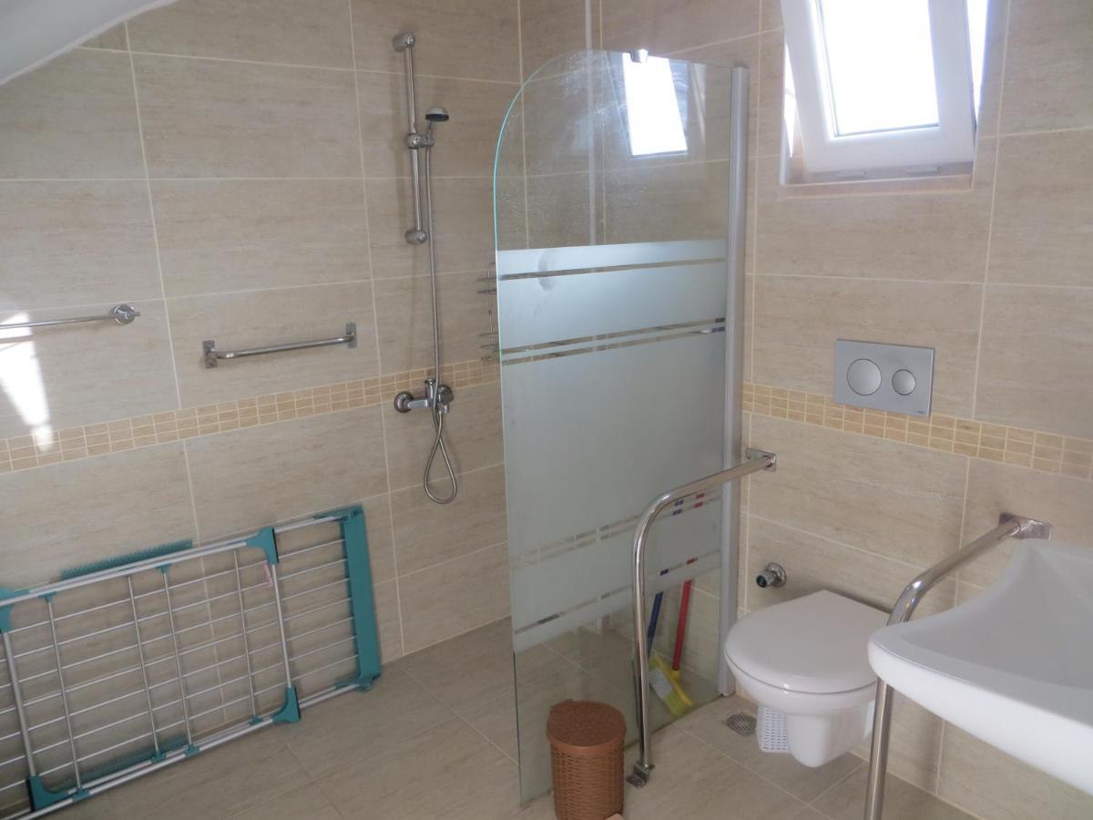 Villasevval-sleeps8-pool-bbq-ac-neartown